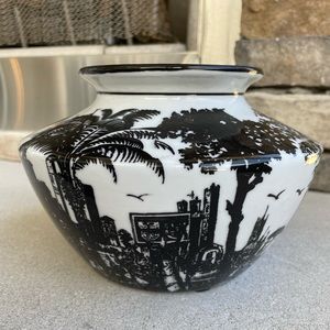 Beautiful Black and white vase with pretty design.